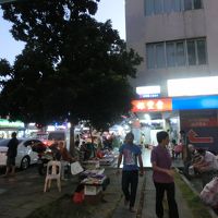 夜になると人だかりが」