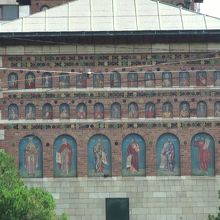 外壁の成人画が美しい教会