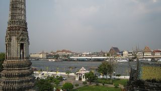 チャオプラヤのほとりの歴史を感じさせるお寺