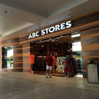 1階には大きなABCストア。デリ充実