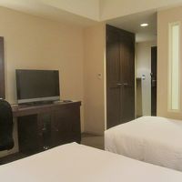 広さも充分で快適でした…壁にはバスルームの明り取り用の小窓