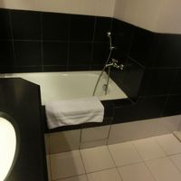 ゆったりとしたバスタブ