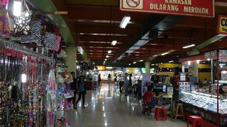 近代的なショッピングモール