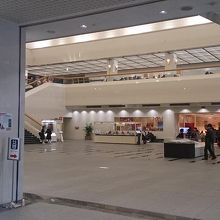 ロビーから吹き吹け、２Ｆが展示場です