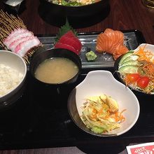 お刺身セット。お刺身の内容がやや貧弱。新鮮度もやや低め