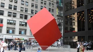 ダウウンタウンを歩いていたら突然現れた赤い正六面体