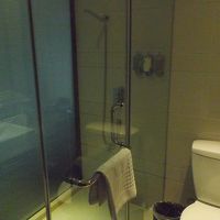 シャワーのみ。湯は出ますが水圧弱め。シャンプー類は壁に備付け