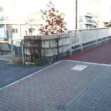 柱が古めかしい感じです。