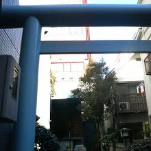 ビルに囲まれた奥まった場所にある神社です。