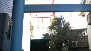 ビルに囲まれた中で風情少なし…