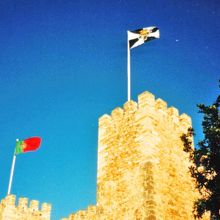 サン・ジョルジェ城にはためくポルトガルの旗