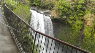 水量が多く迫力のある滝です