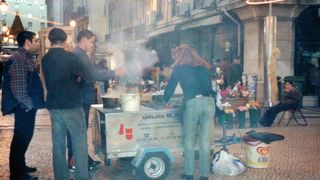 冬の名物焼き栗屋台も出ていました