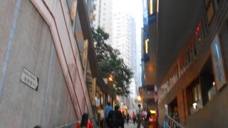 丘を上がるエスカレータ