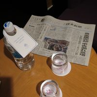 ミネラルウォーターと新聞