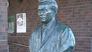 ロボットの野口博士が出迎え、生家に大きな屋根が覆っていました