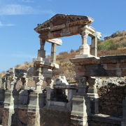クレステ通りの右側にあります。二世紀にトラヤヌス帝のために建てられた泉です。