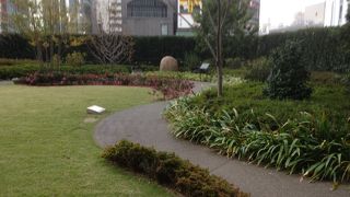 緑と階段の朱が綺麗