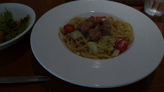 広くて明るいレストラン