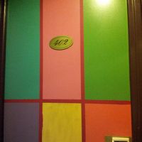 客室の扉。日本では絶対見られないセンス。