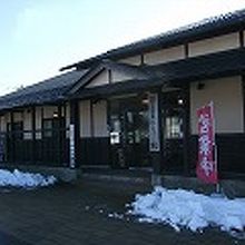 道の駅のように広い駐車場があります