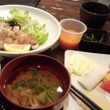 鶏肉のメイン料理にしました。魚は,秋刀魚料理でした。