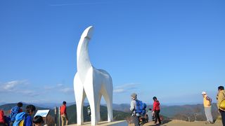 山頂の３６０度のパノラマは必見