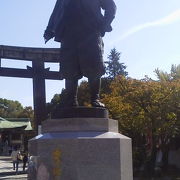 豊國神社に君臨する「豊臣秀吉公銅像」～大阪城～