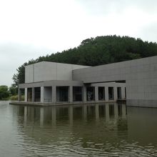 湖畔に面した近代的な建物