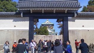 門をくぐって天守閣へ「大阪城 桜門」