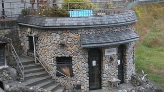 石垣の風貌の公衆浴場で「河原の湯」～四万～