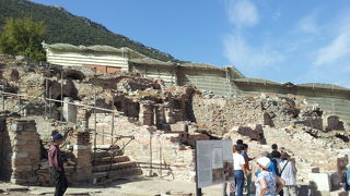 裕福な上流階級の市民が住んでいた丘の斜面に建てられた家々