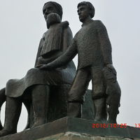 隣の町の港近くの銅像