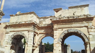 セルスス図書館の隣に位置する門です。