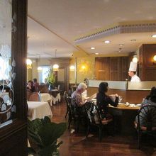 カウンター席って…定食屋みたいです 