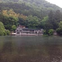 雨の中の金鱗湖（右奥に鳥居）
