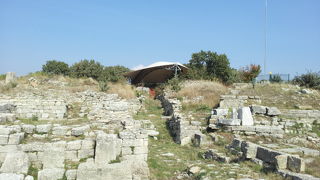 幾層にも重なった古代遺跡