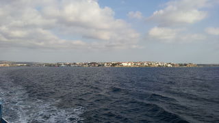 フェリーで海峡を渡りました。