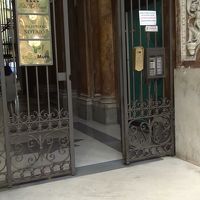 入口です。扉横にボタンがあるので押しましょう