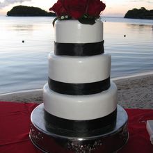 私の結婚式の時に食べた、プロアの3段ケーキ。中はチョコレート