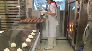 ミニクロワッサンで有名な量り売りベーカリー