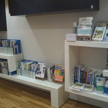 北大関連の資料や書籍が並ぶブースの様子