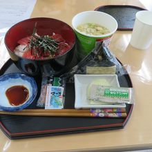 まぐろ丼、おにぎり、カップみそ汁＝７６０円