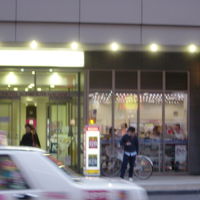 繁華街にあるホテル玄関入口