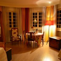 32?のゆったりとしたお部屋。朝は窓から太陽が降り注ぎます。