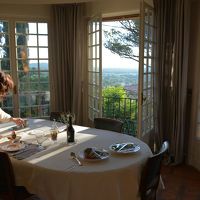 窓からの絶景を見ながらの優雅な朝食。