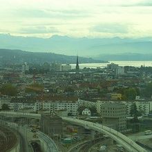 チューリッヒ市街と右奥に広がるチューリッヒ湖