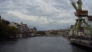 川沿いに広がる旧市街は必見