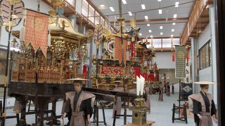 豪奢な神輿を間近に見る