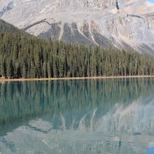 鏡のような湖面